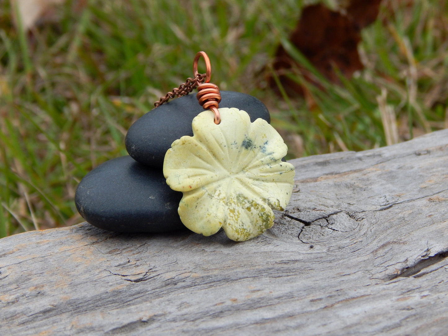 Serpentine flower pendant